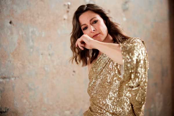 Näyttelijä-muusikko Mia Hafrénin Exclusively Yours -single keinuttaa lanteet viikonlopun rytmeihin – Biisin taustalla on isompi ihmismielen viisaus